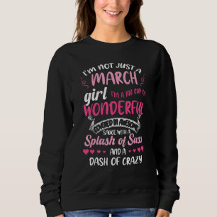 Sudadera No soy sólo una chispa de Chica de Marzo de Sassy