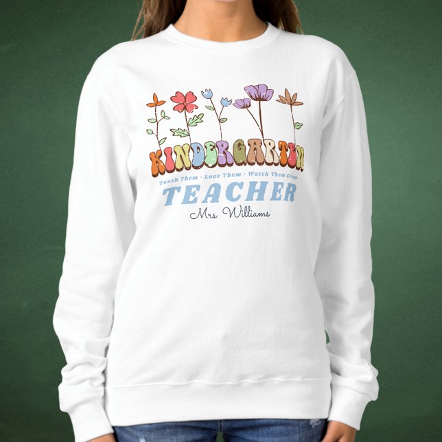 Sudadera Nombre del profesor de guardería personalizado Wil (Wildflowers Personalized Kindergarten Teacher Name Sweatshirt
)