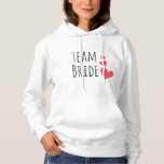 Sudadera Novia de equipo<br><div class="desc">Impresionante diseño con la cita "Novia en equipo" y tres corazones rojos. Una idea estupenda y divertida para una soltera o para la fiesta de bodas.</div>