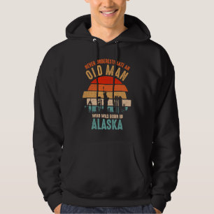 Sudadera Nunca subestimes a un viejo nacido en Alaska