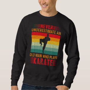 Sudadera Nunca Subestimes A Un Viejo Que Juega A Karate Por