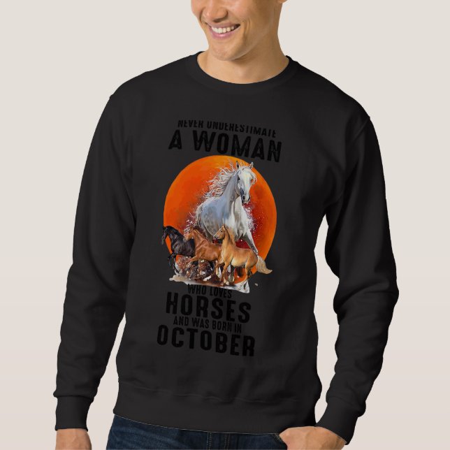 Sudadera Nunca Subestimes A Una Mujer A La Que Le Gusta El  (Anverso)
