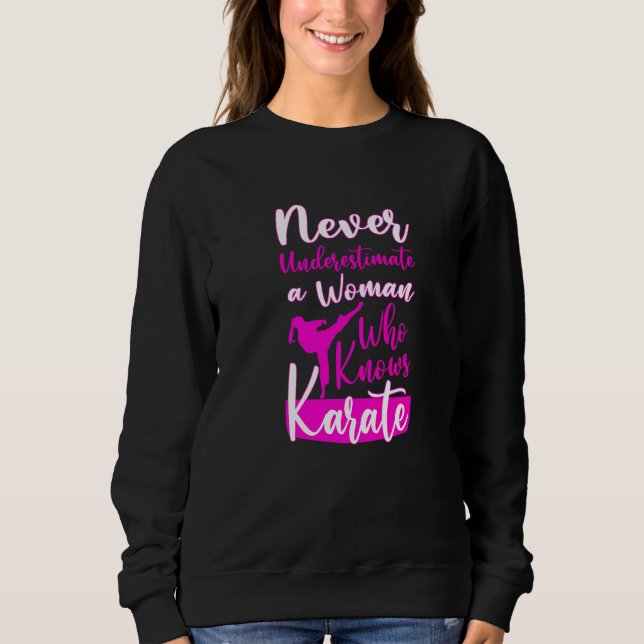 Sudadera Nunca Subestimes A Una Mujer Mayor Que Sabe Karate (Anverso)
