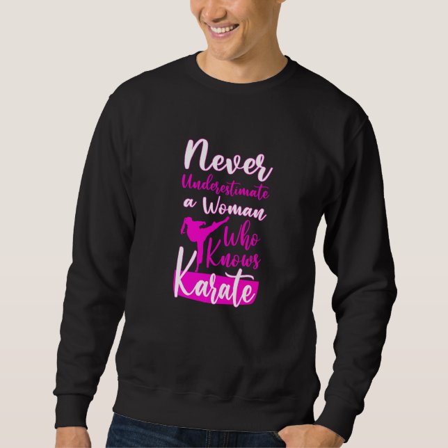 Sudadera Nunca Subestimes A Una Mujer Mayor Que Sabe Karate (Anverso)
