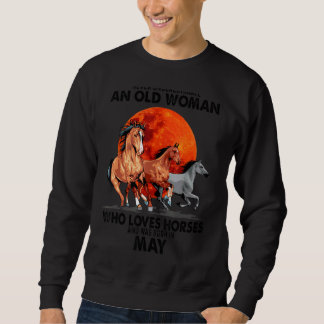 Sudadera Nunca Subestimes A Una Mujer Mayor Y A Los Caballo