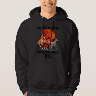 Sudadera Nunca Subestimes A Una Mujer Mayor Y A Los Caballo