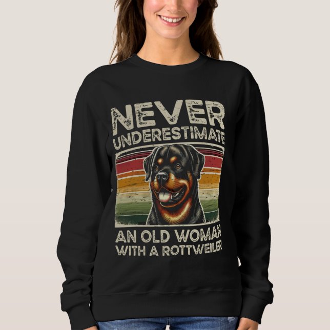 Sudadera Nunca Subestimes A Una Vieja Con Un Rottweiler (Anverso)