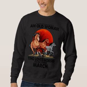 Sudadera Nunca Subestimes A Una Vieja Que Ama Los Caballos