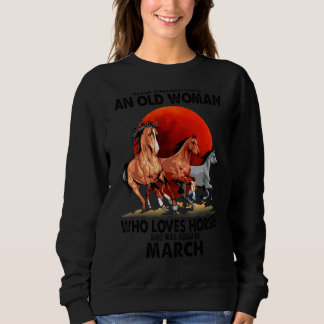 Sudadera Nunca Subestimes A Una Vieja Que Ama Los Caballos