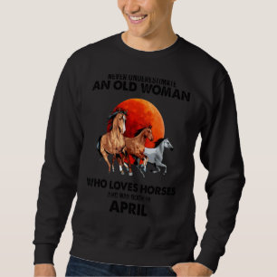 Sudadera Nunca Subestimes A Una Vieja Que Ama Los Caballos