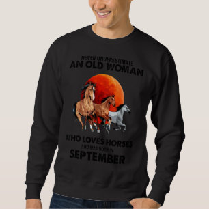 Sudadera Nunca Subestimes A Una Vieja Que Ama Los Caballos