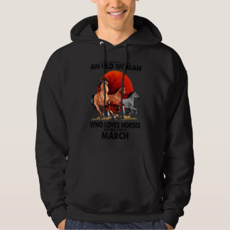 Sudadera Nunca Subestimes A Una Vieja Que Ama Los Caballos