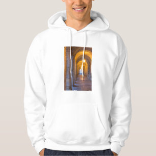 Sudadera Pasillo de piedra iluminado por lámparas, España