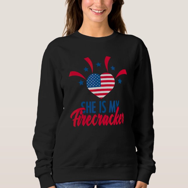 Sudadera Patriótica Ella Es Mis Petardos 4 De Julio Ameri (Anverso)