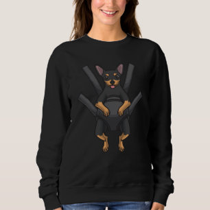 Sudadera Perro Pinscher En Miniatura En Una Portadora