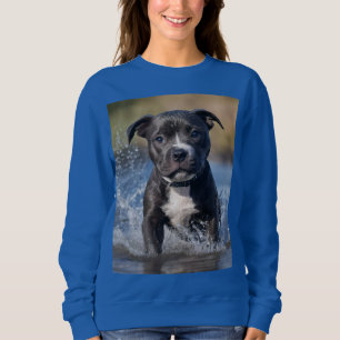 Sudadera "Perseguidor de olas: un cachorro Staffy jugando e