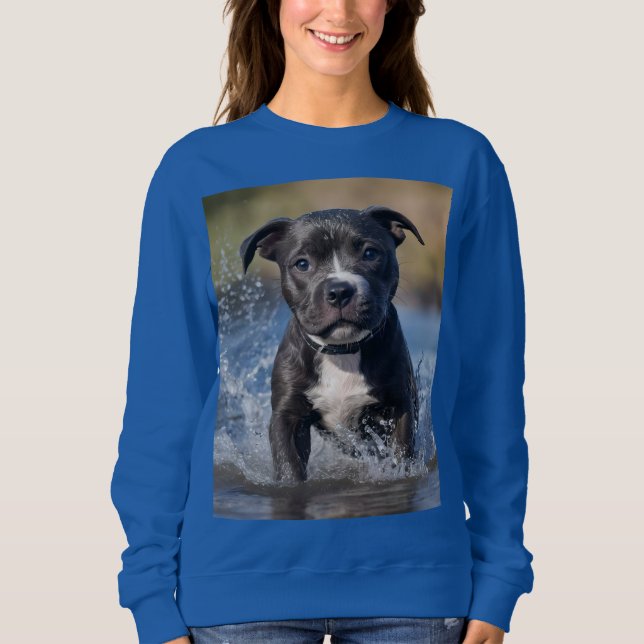 Sudadera "Perseguidor de olas: un cachorro Staffy jugando e (Anverso)