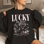 Sudadera Personalizada la personalizado Bachelorette Party<br><div class="desc">Celebra tu aventura de soltera de Las Vegas con nuestro "Lucky in Love" Personalizado Las Vegas Bachelorette Party Personalized Crewneck Sweatshirt. Este elegante suéter presenta un diseño único de huellas frontales y traseras que encarna el espíritu de su viaje retro a la playa del casino. Adornado con elementos juguetones como...</div>