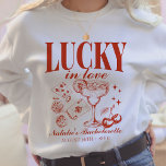 Sudadera Personalizada la personalizado Bachelorette Party<br><div class="desc">Aprovecha la emoción de tu despedida de soltera de Las Vegas con nuestro "Lucky in Love" Personalizado Las Vegas Bachelorette Party Personalized Sweatshirt. Este elegante y acogedor suéter es la elección perfecta para conmemorar su fin de semana especial. Con un diseño de viaje retro en la playa de un casino...</div>