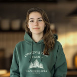 Sudadera Personalizado Nombre Familia Navidad Árbol Granja<br><div class="desc">Hospédese con nosotros y disfrute de nuestras vacaciones personalizados. Con su nombre familiar y un retro diseño de granja de árboles navideños en verde sabio,  es perfecto para días fríos de invierno y reuniones de vacaciones.</div>