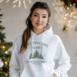 Sudadera Personalizado Nombre Familia Navidad Árbol Granja<br><div class="desc">Hospédese con nosotros y disfrute de nuestras vacaciones personalizados. Con su nombre familiar y un retro diseño de granja de árboles navideños en verde sabio,  es perfecto para días fríos de invierno y reuniones de vacaciones.</div>