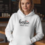 Sudadera Personalized Besties Hoodie BFF Date Shirt<br><div class="desc">Personalized Besties Hoodie, BFF Date Shirt, Best Friend Gift, Besties Hoodie, Best Friend Shirt, and Birthday Gift are all thoughtful tokens of friendship, each carrying its own sentiment and meaning. Whether it's a cozy hoodie bearing a custom touch to celebrate the unique bond between best friends or a stylish shirt...</div>