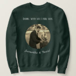 Sudadera Personalized sweatshirt for dad, father's day.<br><div class="desc">Beautiful sweatshirt for dad personalized with family photo,  and names,  and phrase daddy with you I feel safe. Ideal to give to dad on his day,  birthday,  Christmas or any occasion,  you can customize the image and name,  personalized gift for them.</div>