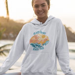 Sudadera Playa Cute Vintage Waves Sunshine Surfer Trip<br><div class="desc">Casas típicas típicas de la época,  con bonitas olas verde azuladas en el océano y un sol luminoso con palmeras en verano. El fresco suéter gris encapuchado se complementa con el angustiado texto verde azulado azul personalizado para sus vacaciones familiares o viaje a la playa.</div>