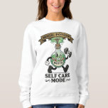 Sudadera Poción Mágica de Autocuidado Regalo de Fitness<br><div class="desc">Impulsa tu rutina diaria con esta poción mágica de 'Modo de Autocuidado'. Con un estilo de animación clásico de manguera de goma de la década de 1930, este diseño único de Botto es el regalo perfecto para amantes del fitness, personas que van al gimnasio y cualquiera que priorice su salud...</div>