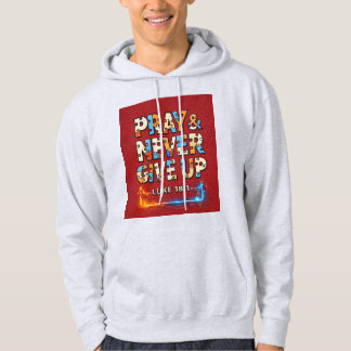 Sudadera Pray & Never Give Up – Metallic Tech Font T-Shirt 