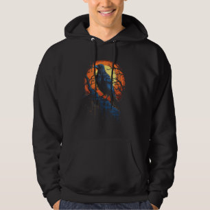 Sudadera Raven encaramado en una rama bajo un gráfico de lu