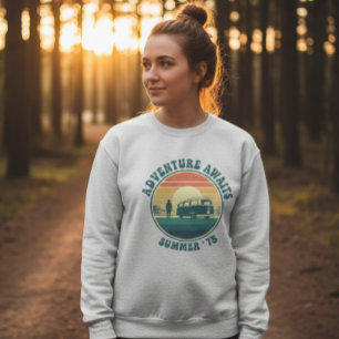 Sudadera Retro Adventure Awaits Sweatshirt