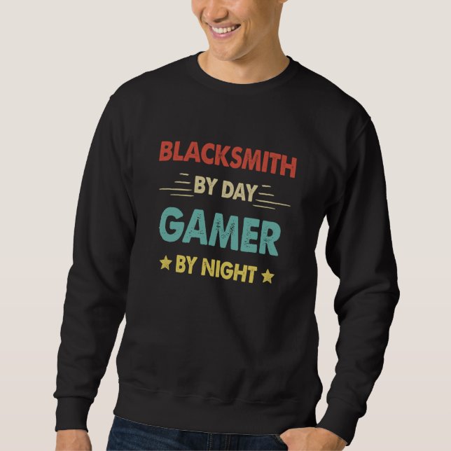 Sudadera Retro Blacksmith By Day Gamer By Night (Anverso)