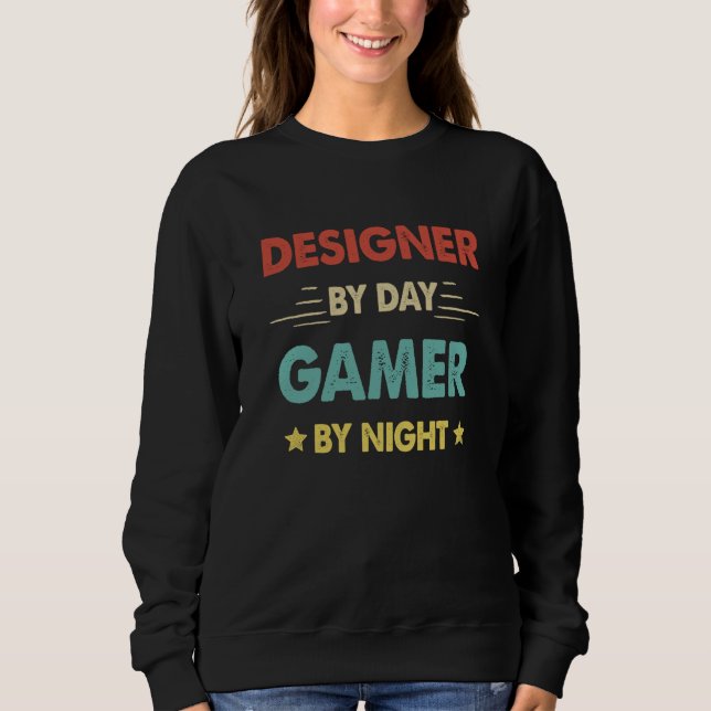 Sudadera Retro Designer By Day Gamer By Night (Anverso)