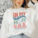 Sudadera Retro personalizado "En la era de mi mamá de béisb<br><div class="desc">Celebra tu era de mamá de béisbol con este diseño lindo que presenta "en mi era de mamá de béisbol" con letras onduladas retro de colores suaves con un ilustracion de béisbol parado en la "O". Personalizar con la liga de su hijo o el nombre del equipo debajo para un...</div>