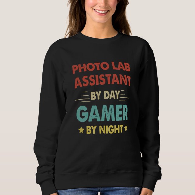 Sudadera Retro Photo Lab Assistant By Day Gamer By Night (Anverso)