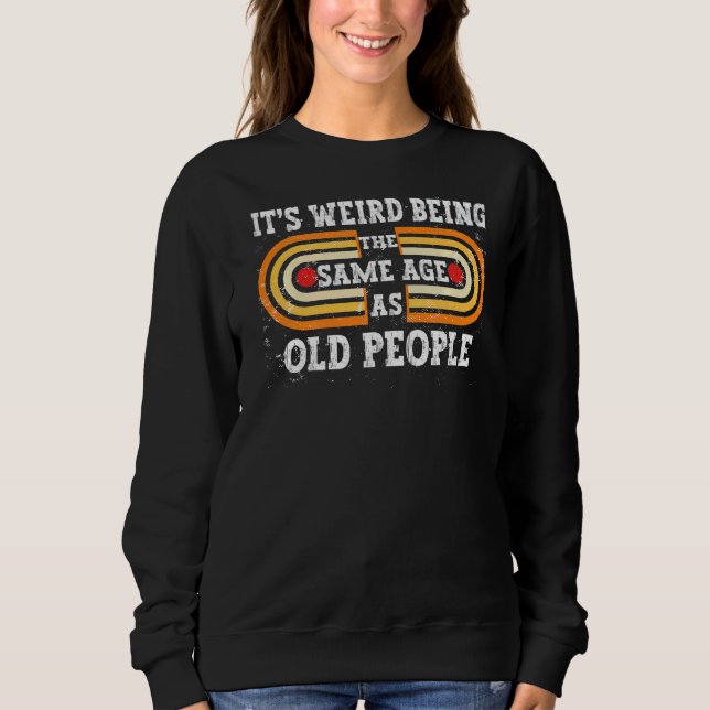 Sudadera Retro Sarcástico Es raro ser de la misma edad que  (Anverso)