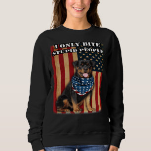 Sudadera Rottweiler patriótico Yo Solo Bite A Estúpidos