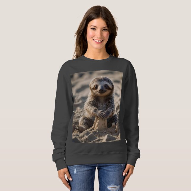 Sudadera Sandy Shores: Baby Sloth construyendo castillos de (Anverso completo)