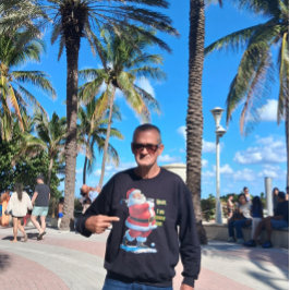 Sudadera Santa Claus relaxes before the Christmas on a Grey