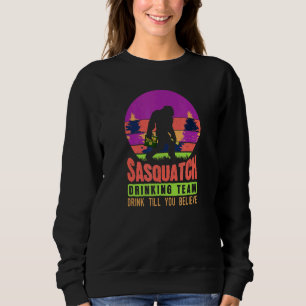 Sudadera Sasquatch Silhouette Beer Me Retro Sunset