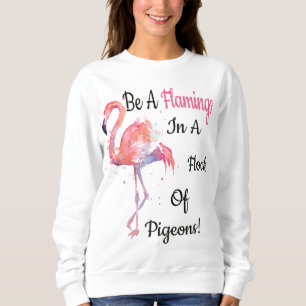 Sudadera Sea un flamenco en una multitud de palomas por