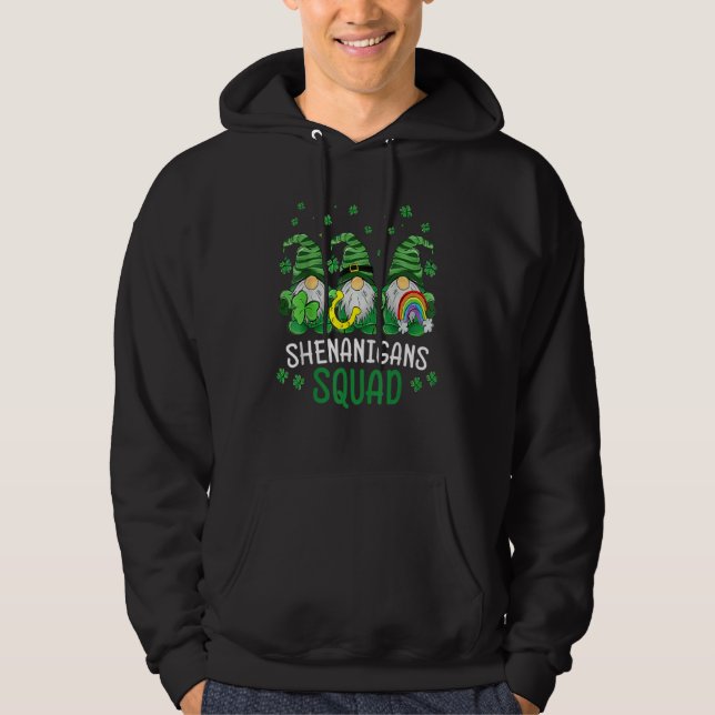 Sudadera Shenanigan Squad Gnome Shamrock Rainbow Horseshoe  (Anverso)