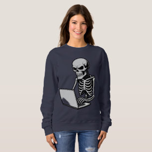 Sudadera Skeleton trabajando duro en una laptop