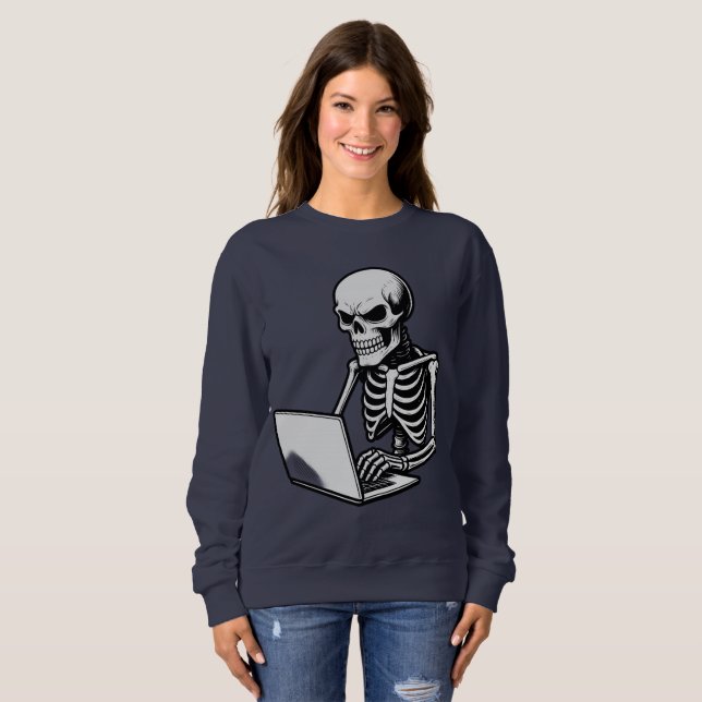 Sudadera Skeleton trabajando duro en una laptop (Anverso completo)