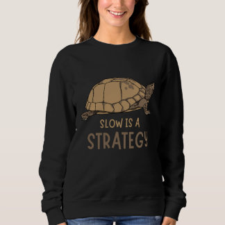 Sudadera Slow Is a Strategy – Minimal Turtle Quote Design