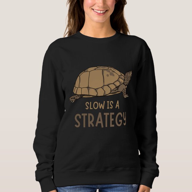 Sudadera Slow Is a Strategy – Minimal Turtle Quote Design (Anverso)