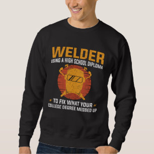 Sudadera Soldador usando un diploma de escuela secundaria p