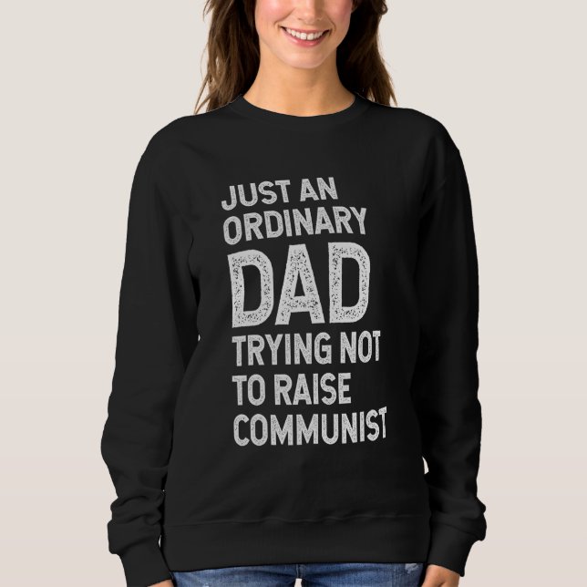 Sudadera Sólo Un Padre Común Y Corriente Tratando De No Cri (Anverso)