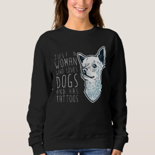 Sudadera Sólo Una Mujer Que Ama A Los Perros Y Tiene Tatuaj